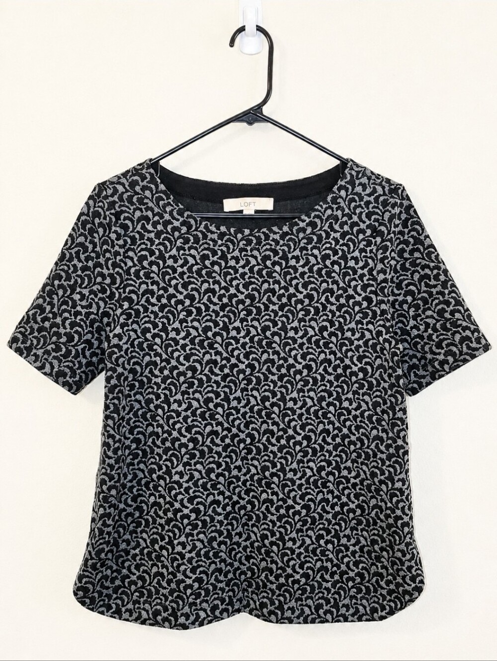 Ann Taylor LOFT Top Women's Small Black Gray Jacquard Knit Short Sleeve Work Top